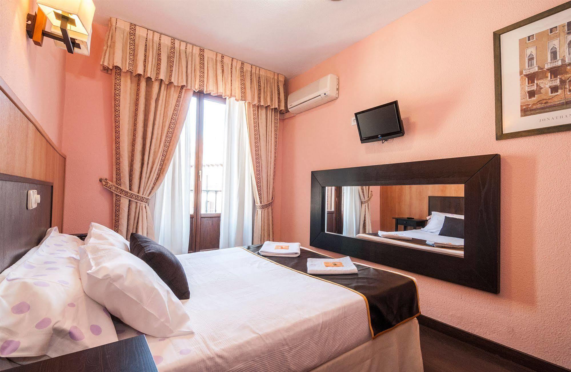 Hostal Gallardo Madrid Extérieur photo