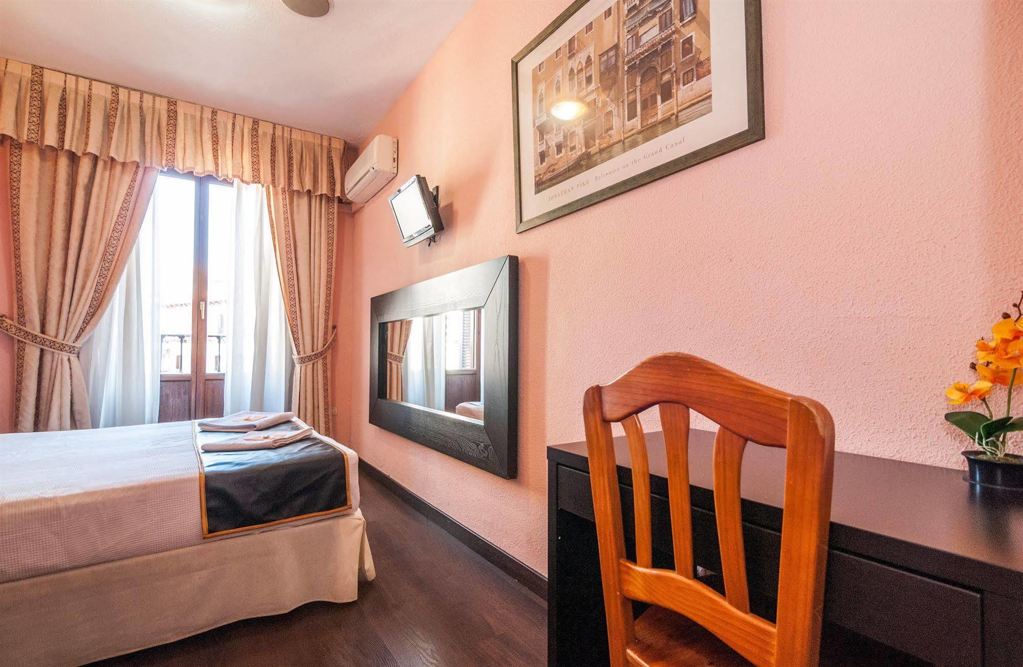 Hostal Gallardo Madrid Extérieur photo
